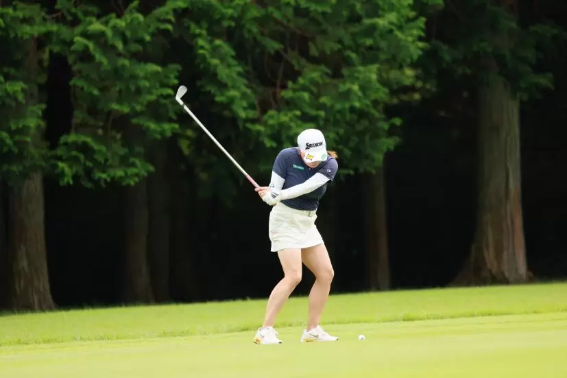 勝みなみのアイアンスイング（斜め後方）連続写真【CATレディス2022】