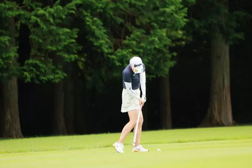 勝みなみのアイアンスイング（斜め後方）連続写真【CATレディス2022】