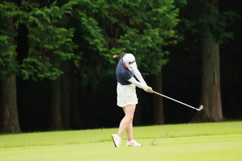 勝みなみのアイアンスイング（斜め後方）連続写真【CATレディス2022】