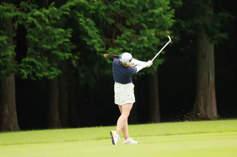 勝みなみのアイアンスイング（斜め後方）連続写真【CATレディス2022】