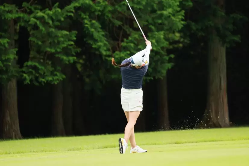 勝みなみのアイアンスイング（斜め後方）連続写真【CATレディス2022】