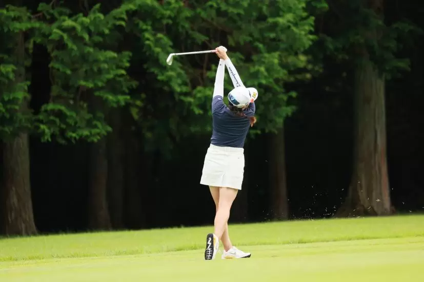 勝みなみのアイアンスイング（斜め後方）連続写真【CATレディス2022】