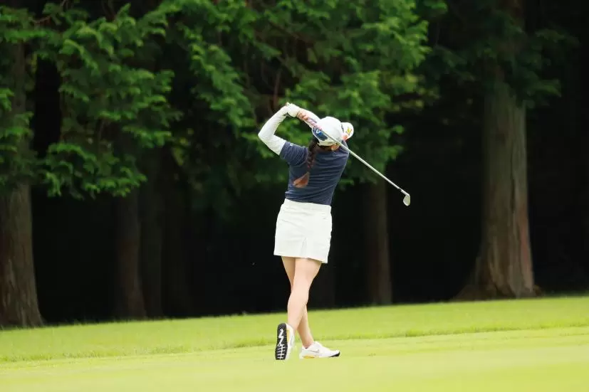 勝みなみのアイアンスイング（斜め後方）連続写真【CATレディス2022】