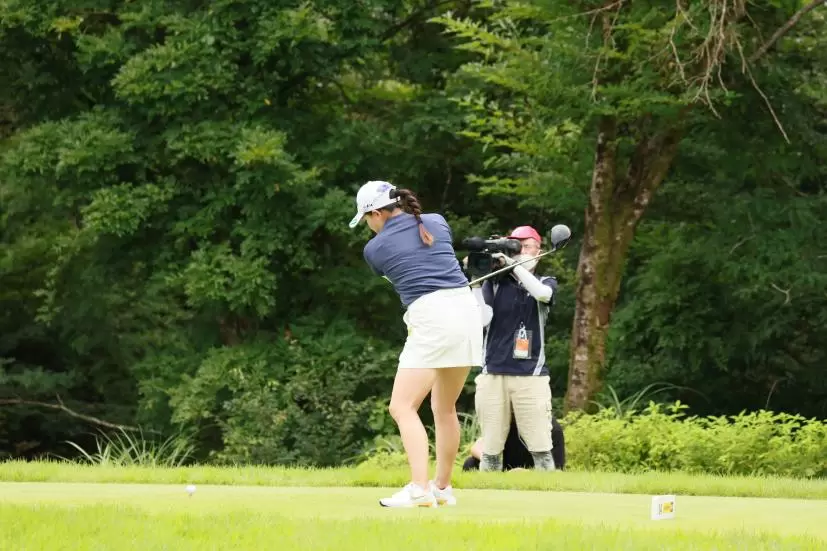 勝みなみのドライバースイング（斜め前方）連続写真【CATレディス2022】