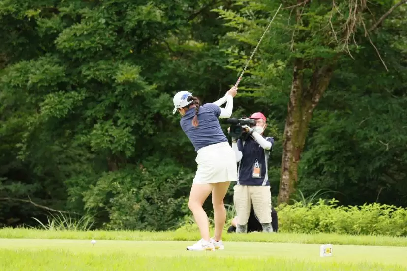 勝みなみのドライバースイング（斜め前方）連続写真【CATレディス2022】