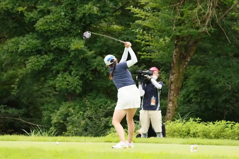 勝みなみのドライバースイング（斜め前方）連続写真【CATレディス2022】