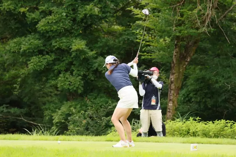 勝みなみのドライバースイング（斜め前方）連続写真【CATレディス2022】