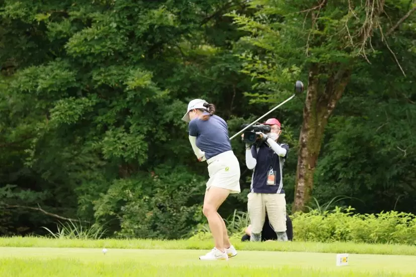 勝みなみのドライバースイング（斜め前方）連続写真【CATレディス2022】