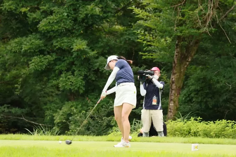 勝みなみのドライバースイング（斜め前方）連続写真【CATレディス2022】