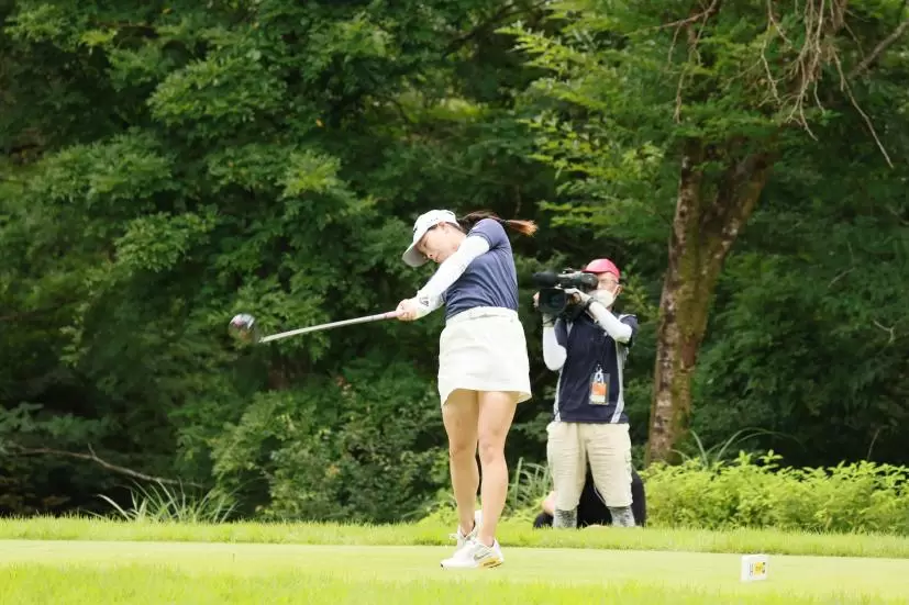 勝みなみのドライバースイング（斜め前方）連続写真【CATレディス2022】