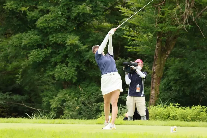 勝みなみのドライバースイング（斜め前方）連続写真【CATレディス2022】