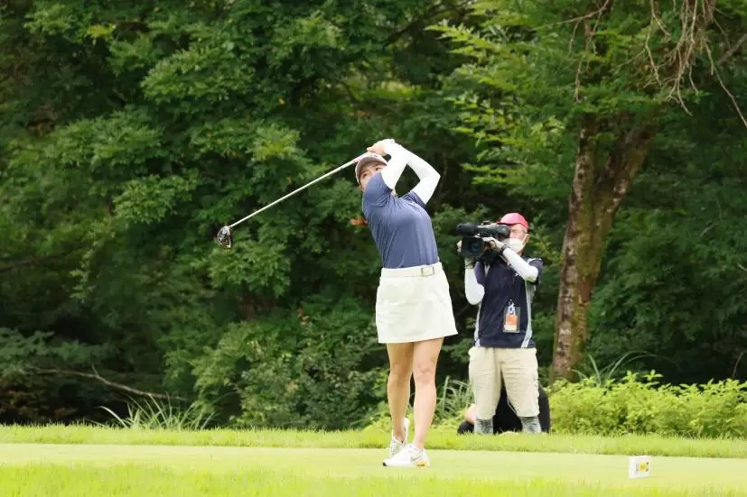 勝みなみのドライバースイング（斜め前方）連続写真【CATレディス2022】