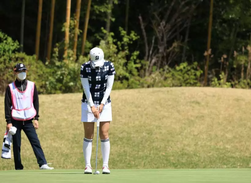 堀琴音のパッティングストローク（前方）