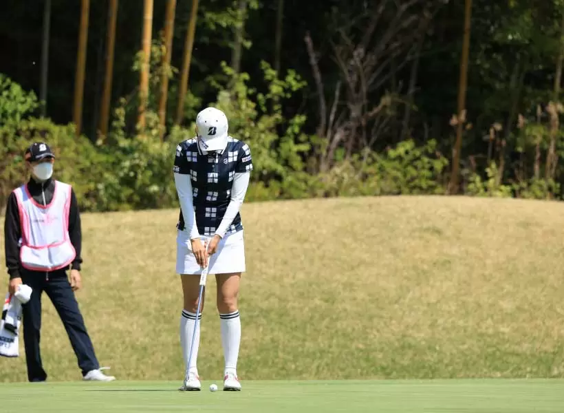 堀琴音のパッティングストローク（前方）