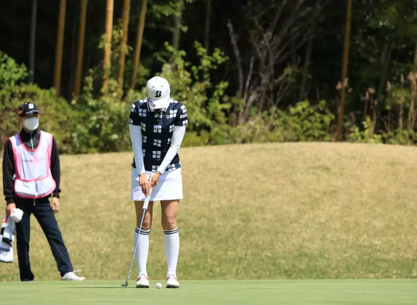 堀琴音のパッティングストローク（前方）