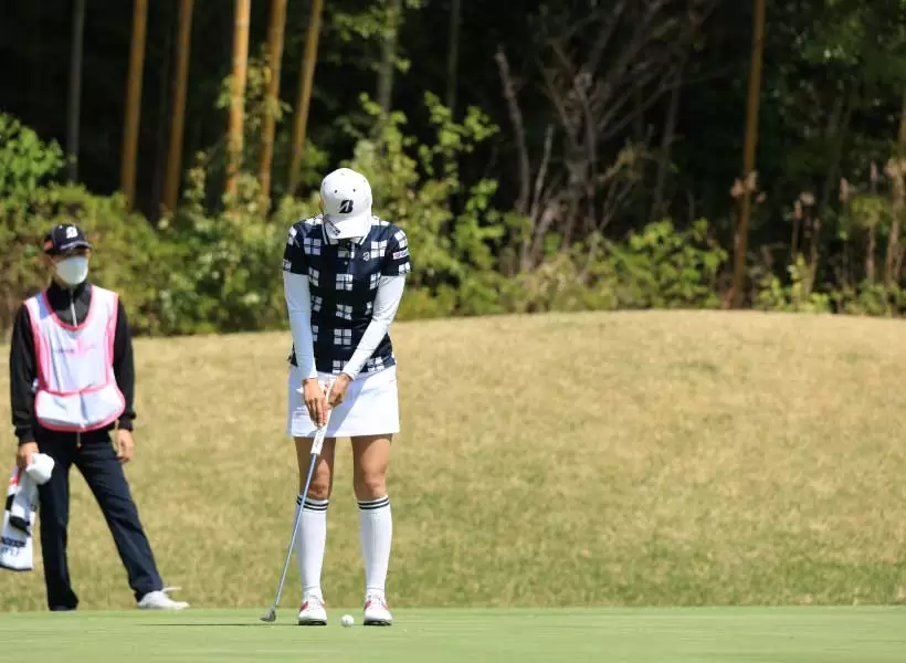 堀琴音のパッティングストローク（前方）