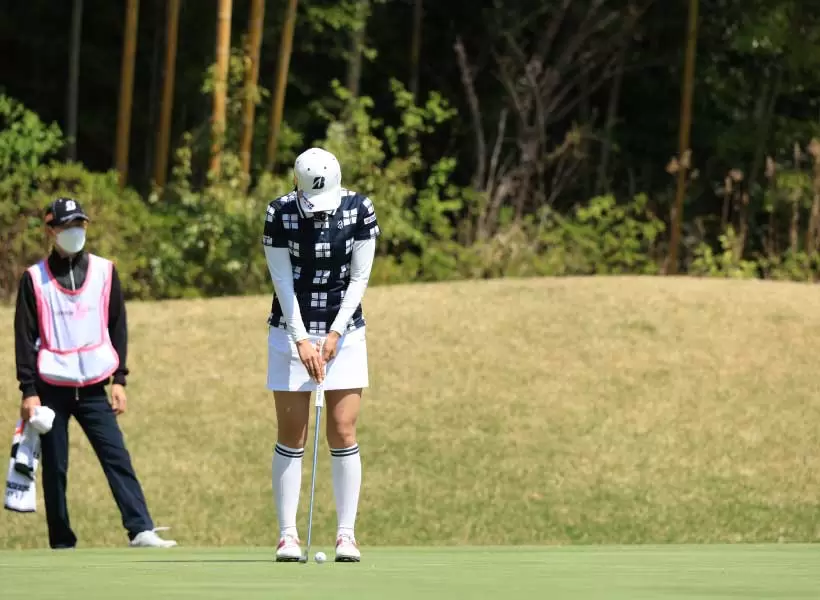 堀琴音のパッティングストローク（前方）