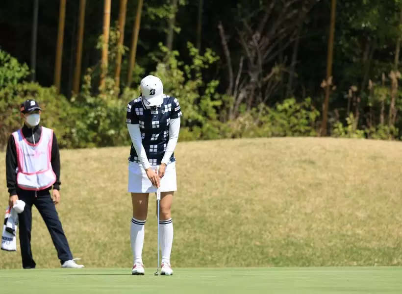 堀琴音のパッティングストローク（前方）