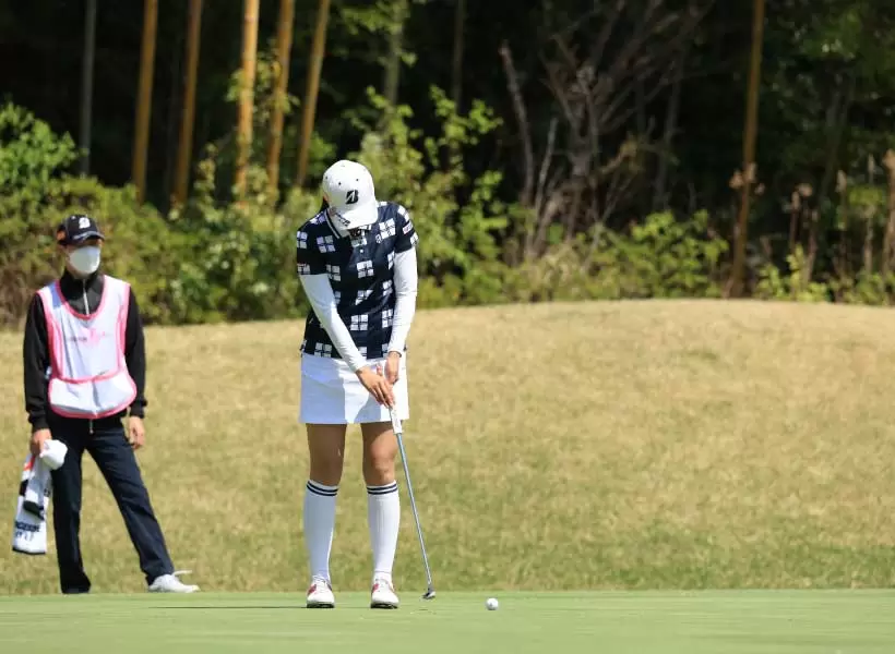 堀琴音のパッティングストローク（前方）