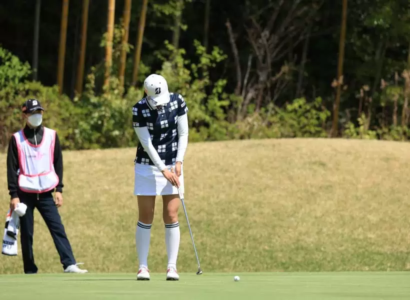 堀琴音のパッティングストローク（前方）