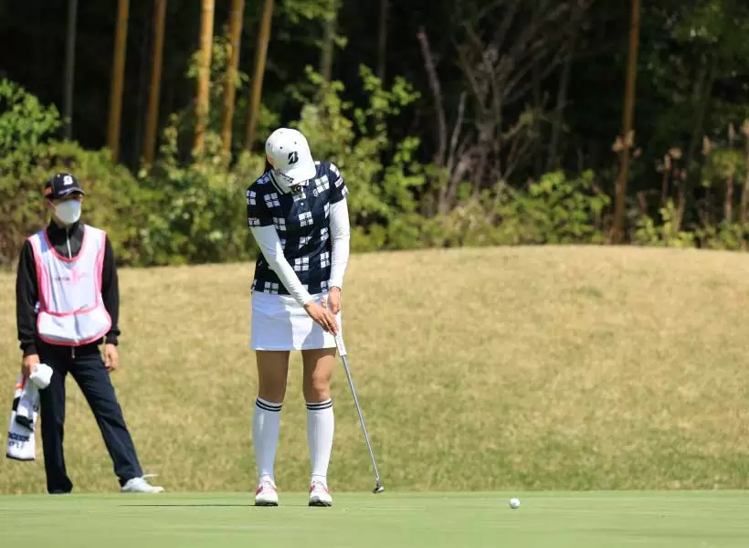 堀琴音のパッティングストローク（前方）