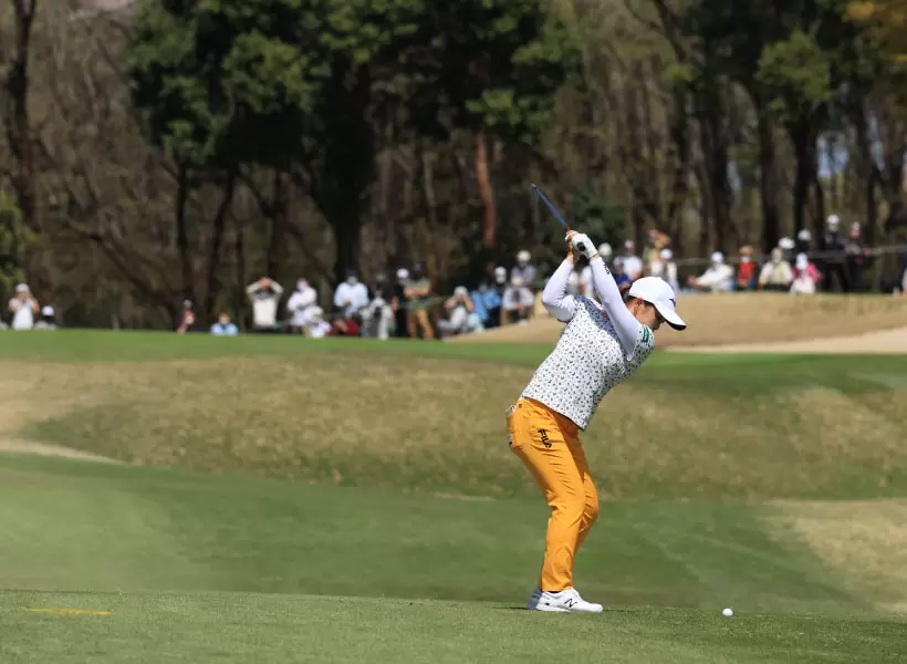 西郷真央のアイアンスイング（後方）