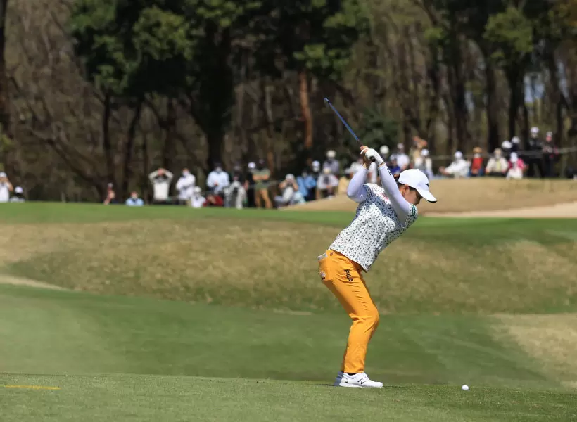 西郷真央のアイアンスイング（後方）