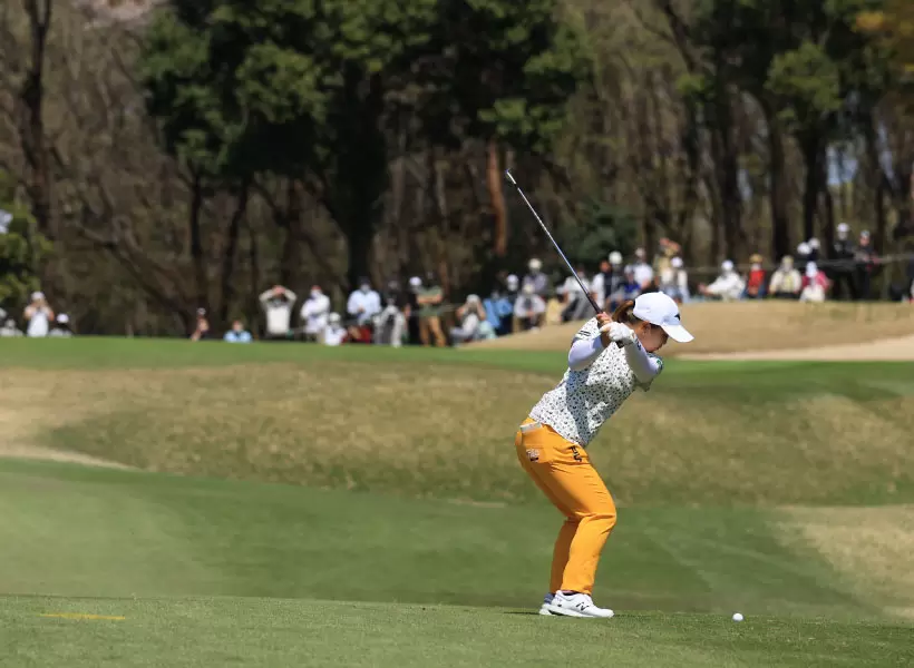 西郷真央のアイアンスイング（後方）