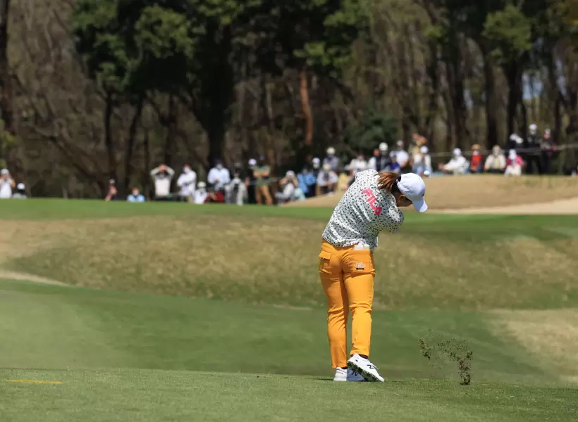 西郷真央のアイアンスイング（後方）