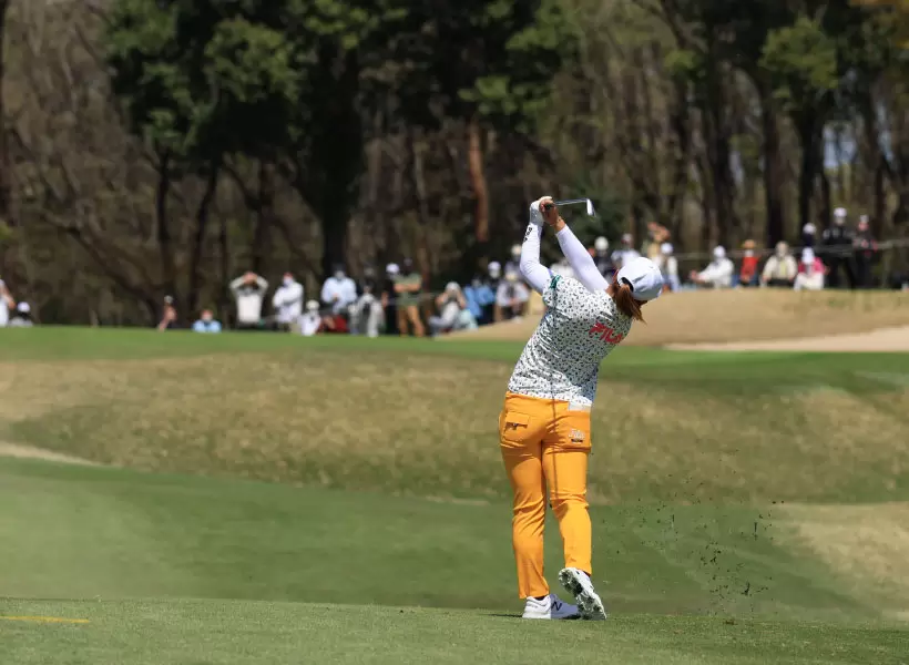 西郷真央のアイアンスイング（後方）