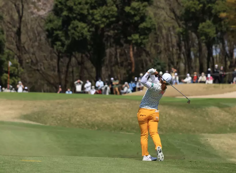 西郷真央のアイアンスイング（後方）