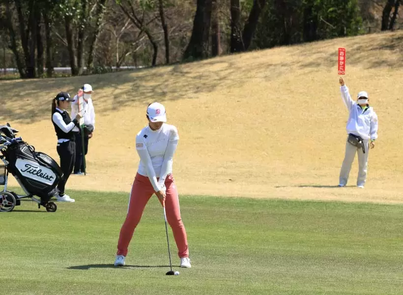 渡邉彩香のフェアウェイウッドスイング（正面）