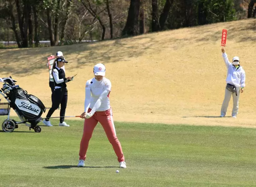 渡邉彩香のフェアウェイウッドスイング（正面）