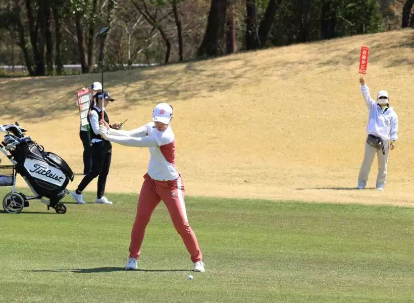 渡邉彩香のフェアウェイウッドスイング（正面）