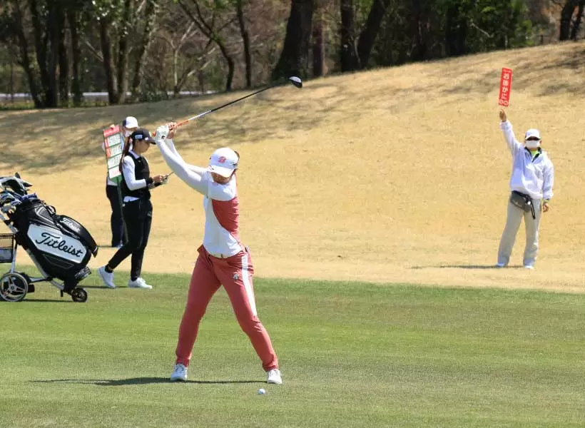 渡邉彩香のフェアウェイウッドスイング（正面）