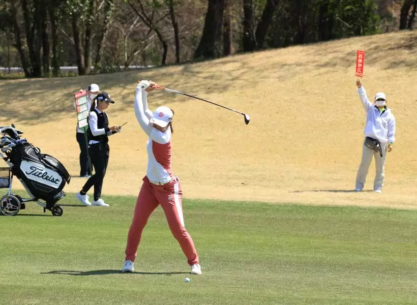 渡邉彩香のフェアウェイウッドスイング（正面）