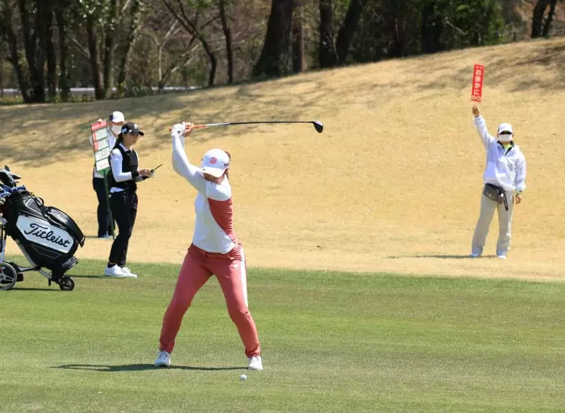 渡邉彩香のフェアウェイウッドスイング（正面）