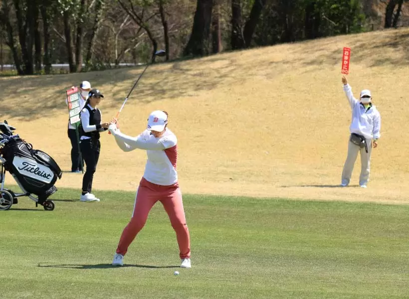 渡邉彩香のフェアウェイウッドスイング（正面）