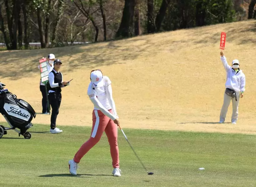 渡邉彩香のフェアウェイウッドスイング（正面）