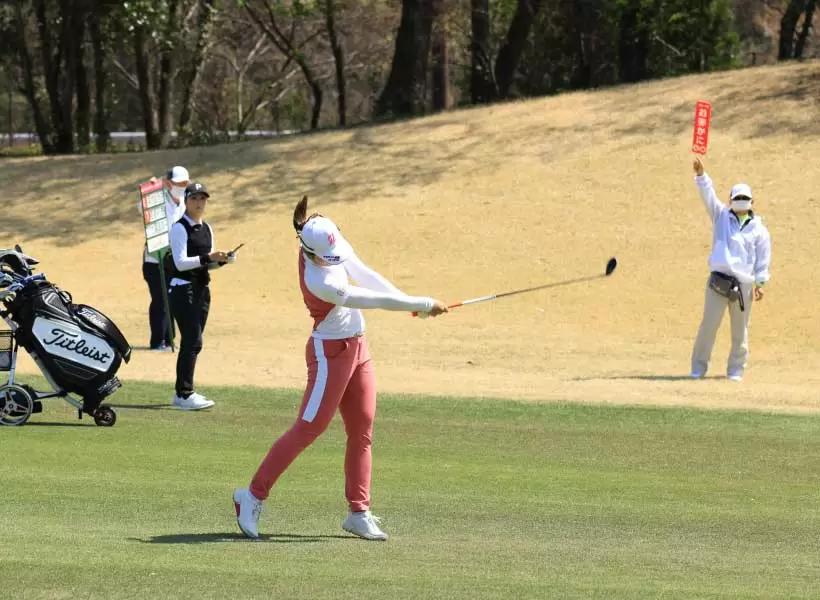 渡邉彩香のフェアウェイウッドスイング（正面）