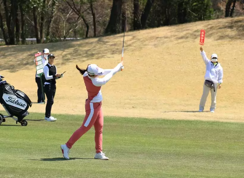 渡邉彩香のフェアウェイウッドスイング（正面）