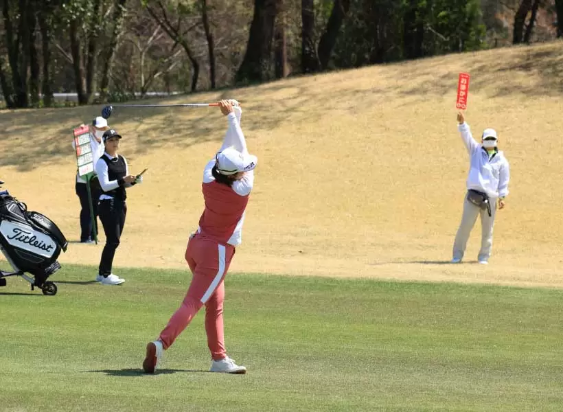 渡邉彩香のフェアウェイウッドスイング（正面）