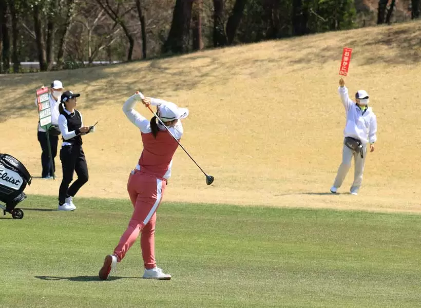 渡邉彩香のフェアウェイウッドスイング（正面）