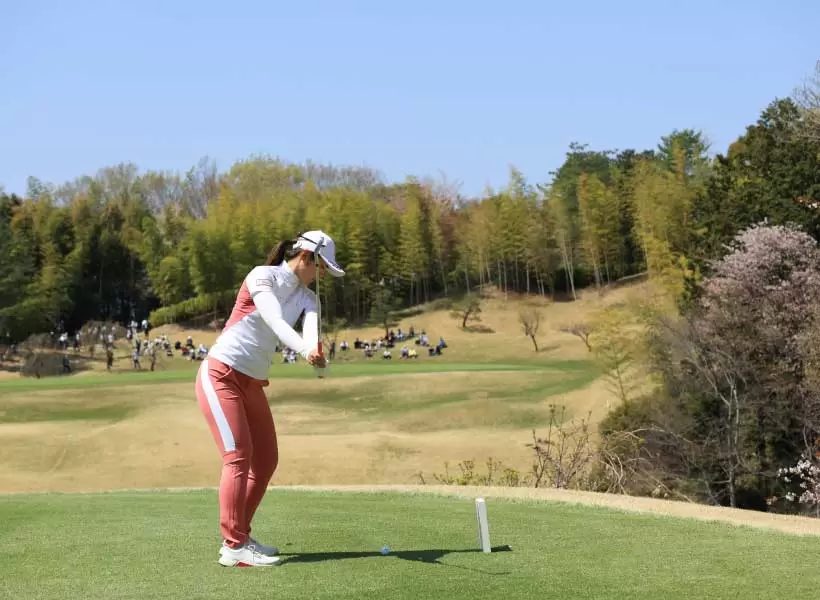 渡邉彩香のアイアンスイング（後方）