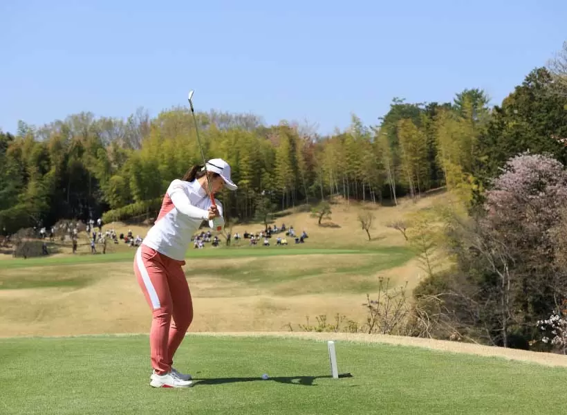 渡邉彩香のアイアンスイング（後方）