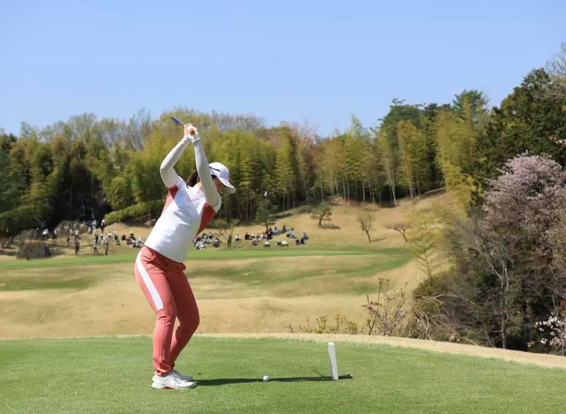 渡邉彩香のアイアンスイング（後方）