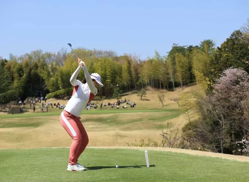 渡邉彩香のアイアンスイング（後方）