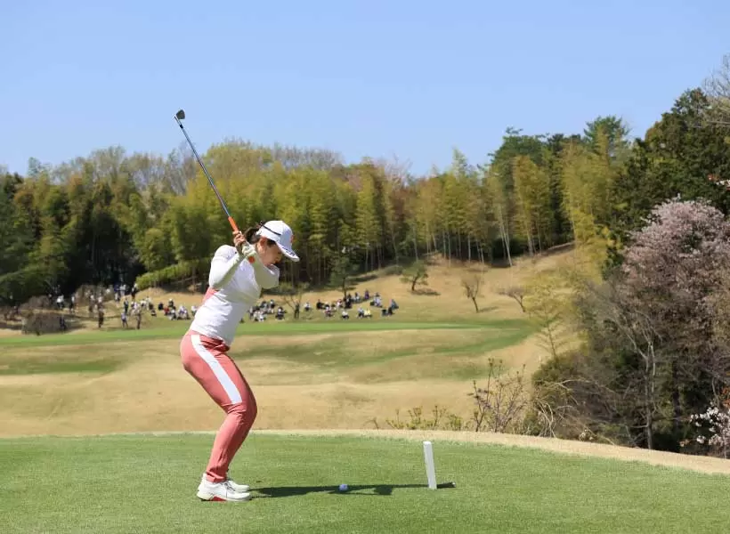 渡邉彩香のアイアンスイング（後方）