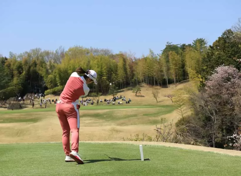 渡邉彩香のアイアンスイング（後方）