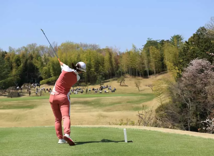 渡邉彩香のアイアンスイング（後方）